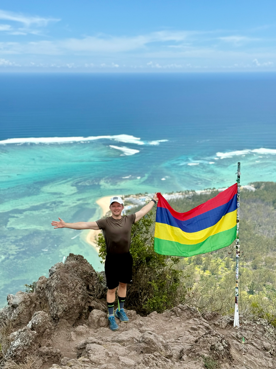 Та самая вершина с флагом Маврикия. Но нам еще предстоит дойти до нее...