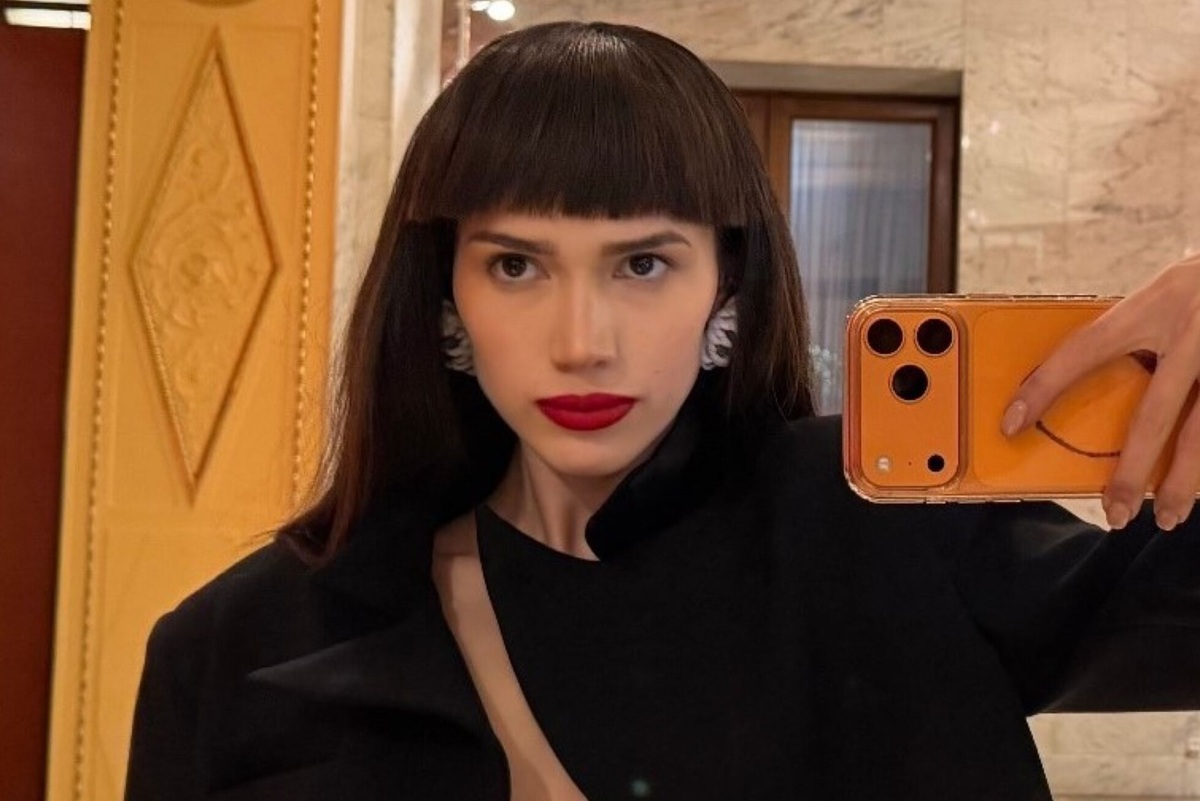     Алина Загитова после преображения снялась в кружевном бюстгальтере и мини-юбке