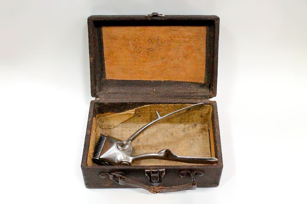 Машинка для стрижки волос, принадлежавшая А.И. Гагарину. (Из фондов ФГБУК «Музей-заповедник Ю.А. Гагарина»)