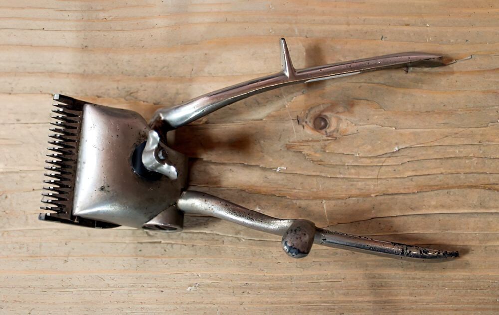 Машинка для стрижки волос, принадлежавшая А.И. Гагарину. (Из фондов ФГБУК «Музей-заповедник Ю.А. Гагарина»)