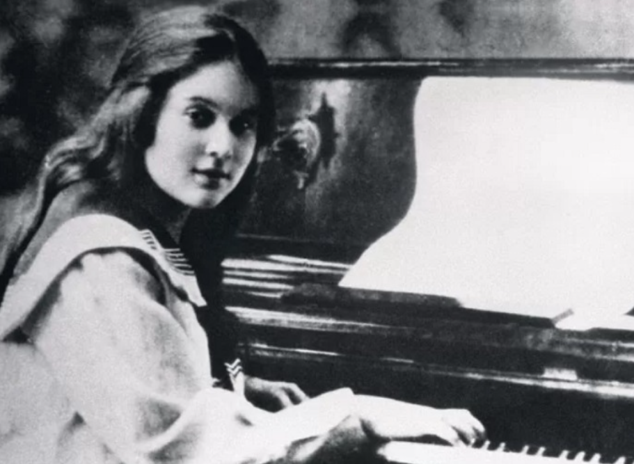 Любовь Орлова в молодости