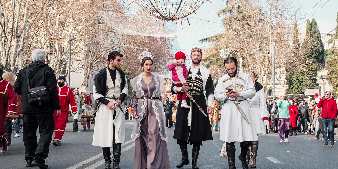 Традиция, которая приносит грузинам счастье: кто такой меквле в Новый Год и почему он так важен?