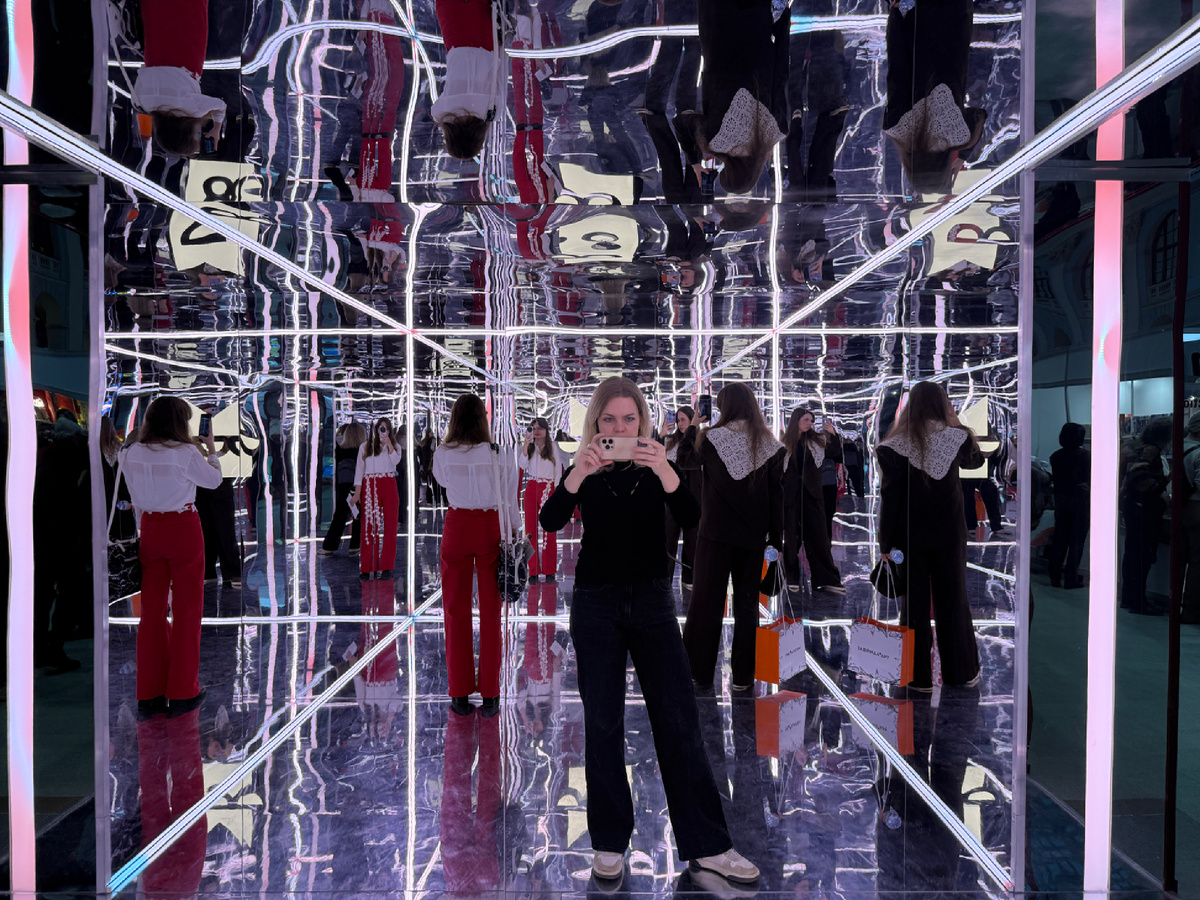 В зеркальном кубе "Яндекс.Книги"