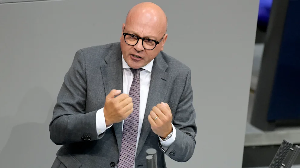 Эксперт по внутренним делам Александр Тром (ХДС) выступает во время дебатов по вопросу предоставления убежища в Бундестаге.