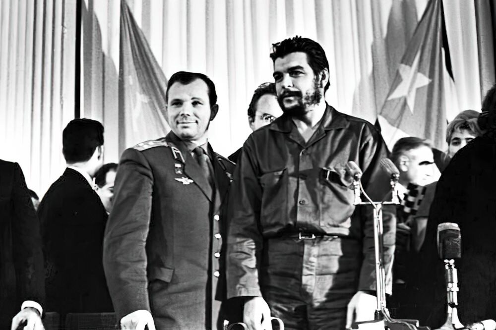 Юрий Гагарин и Эрнесто Че Гевара на учредительном собрании Общества советско-кубинской дружбы. г. Москва, 11 ноября 1964 года.
