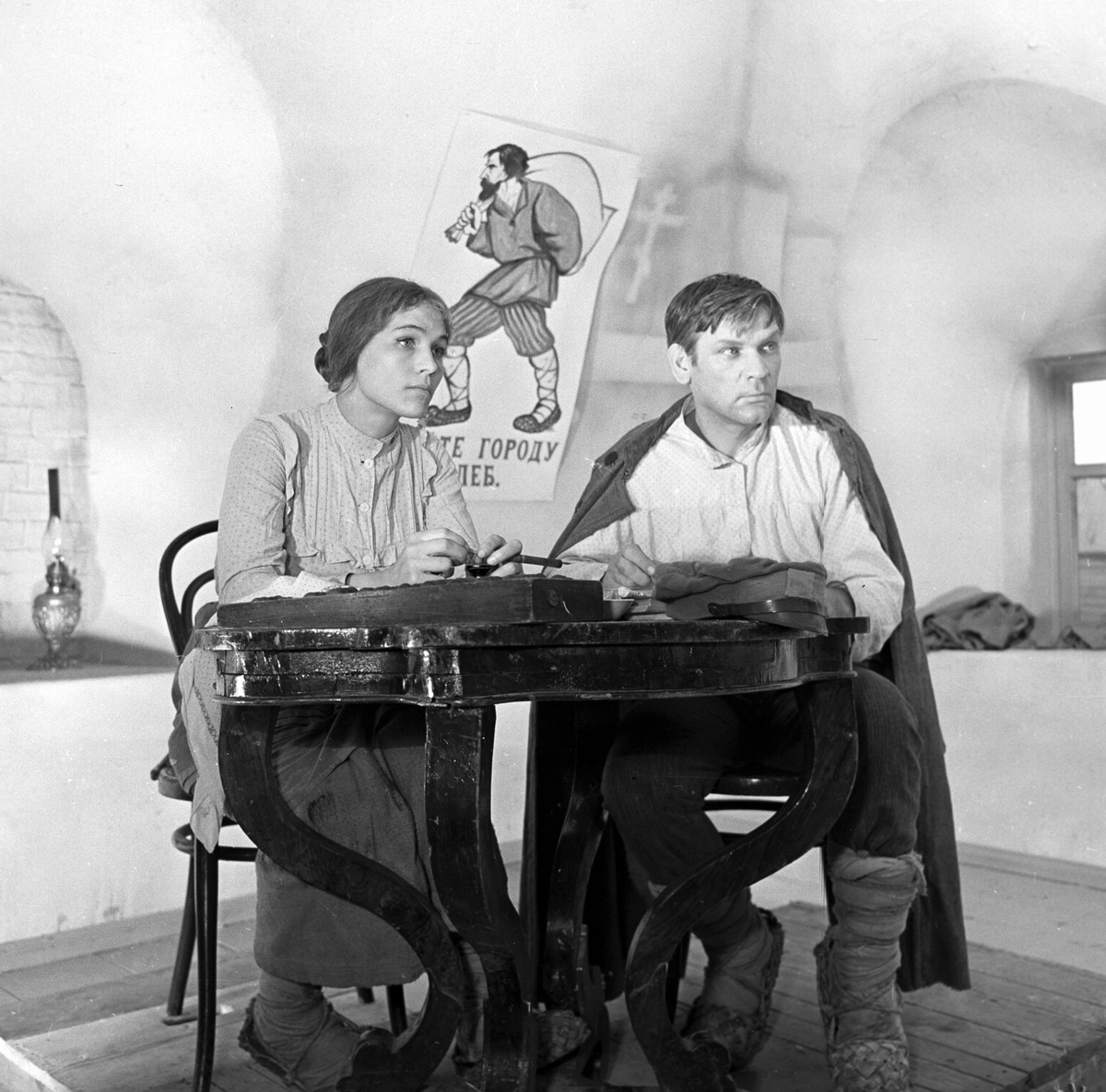    Фамилию актриса получила в честь известной певицы Лидии Руслановой, а дату рождения — 5 декабря — выбрала сама / РИА Новости / Нина Русланова и Пётр Вельяминов в фильме «Тени исчезают в полдень»