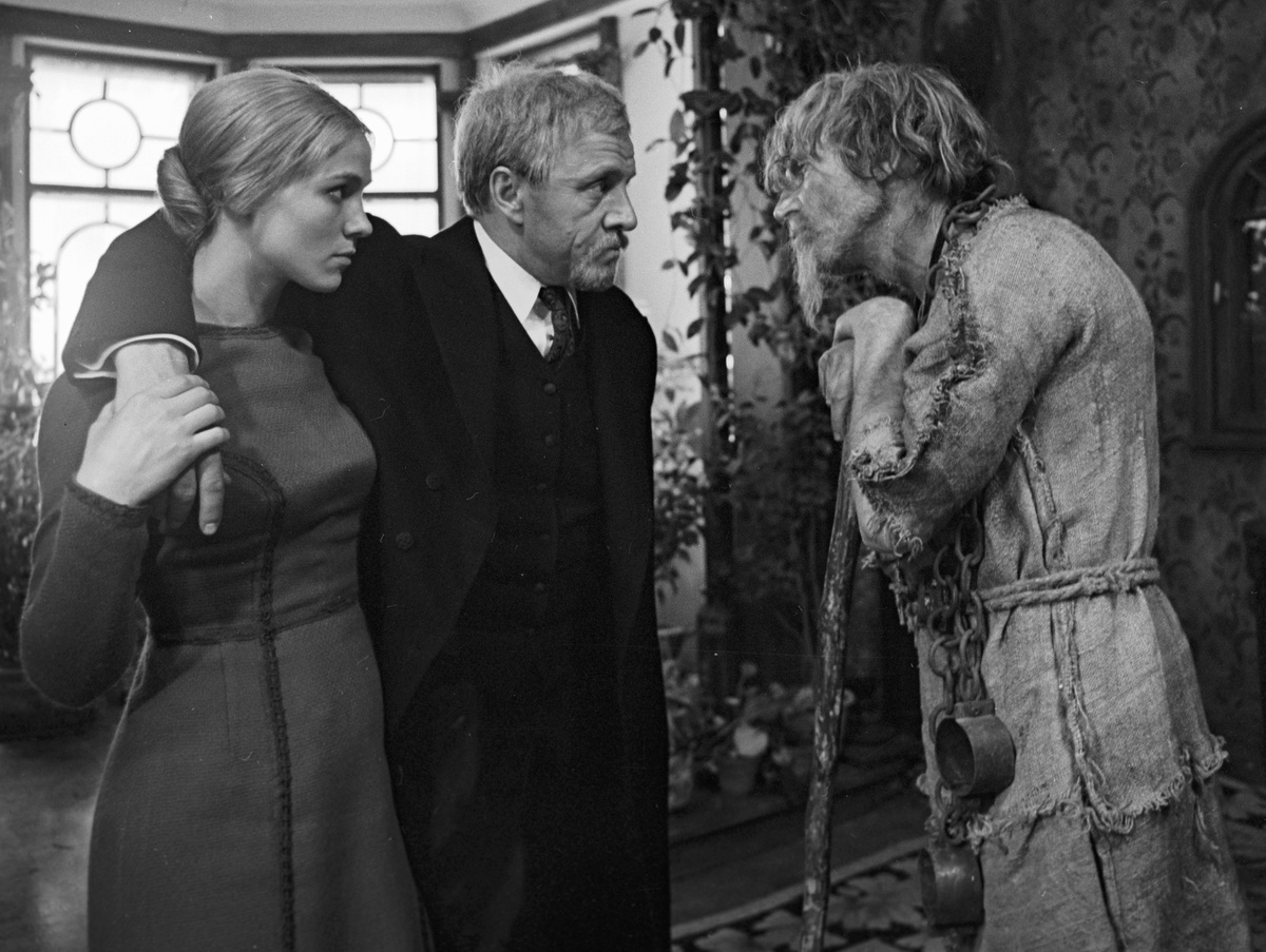    Окончив школу, Нина Русланова училась на маляра-штукатура, а затем год работала по профессии. После этого она поступила в Харьковский театральный институт, а спустя два года отправилась покорять Москву / РИА Новости / Нина Русланова, Михаил Ульянов и Иван Лапиков в фильме «Егор Булычев и другие»