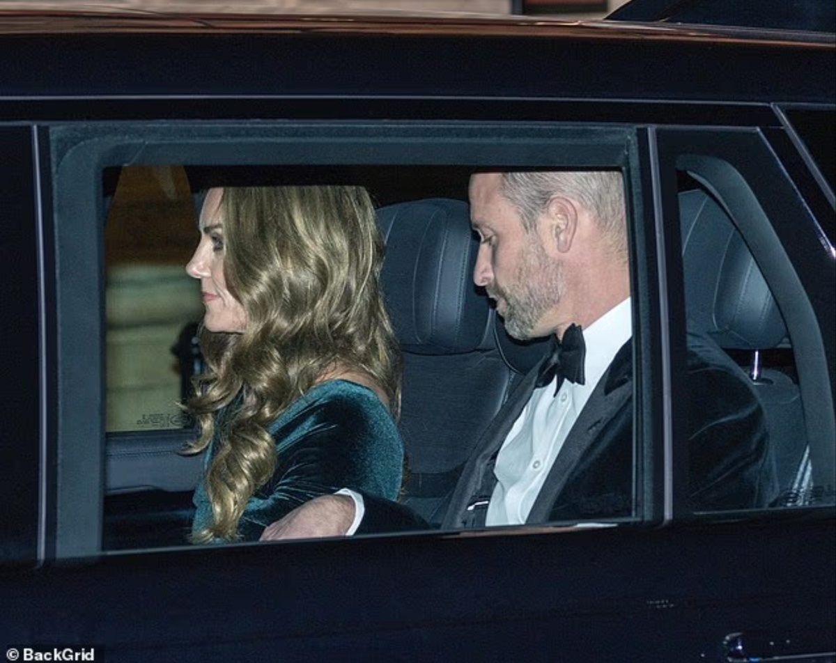 В прошлом месяце принц Уильям ошеломил пользователей социальных сетей, когда его засняли пожимающим руку жене во время посещения Королевского варьете в Лондоне.