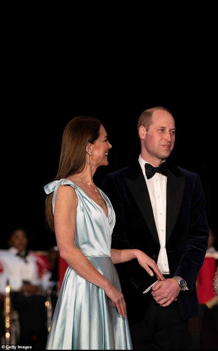 Кокетливые взгляды, застенчивые улыбки, нежное пожатие руки или ободряющее похлопывание по спине — будущие король и королева Великобритании всегда легко выражали свою любовь и поддержку друг другу без слов.