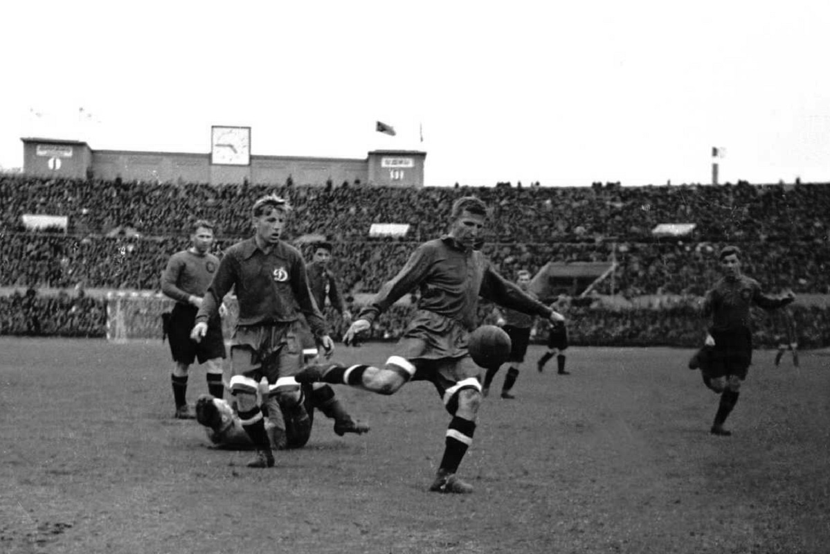 Михаил Семичастный бьёт по мячу