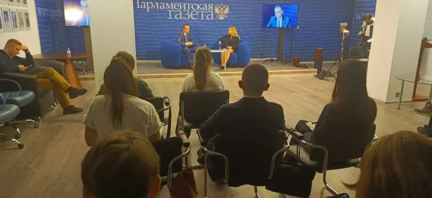    Председатель Комитета Госдумы по охране здоровья Сергей Леонов в пресс-центре «Парламентской газеты» Кира Сивкова