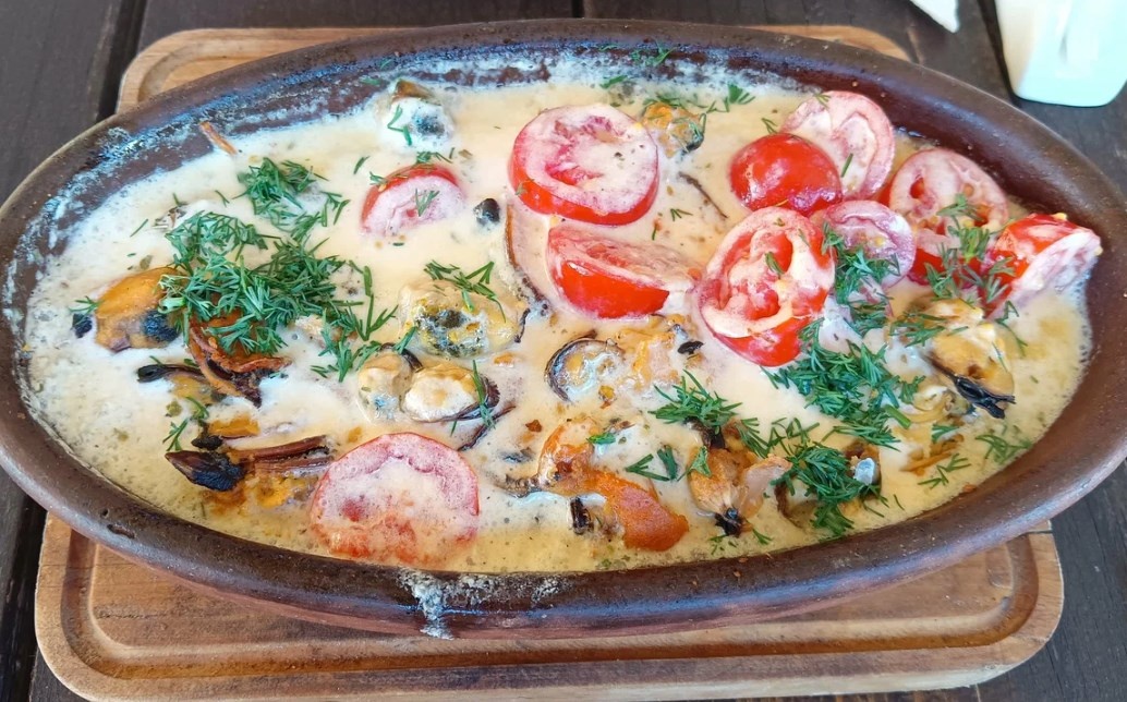 Кафе на берегу "Амра"