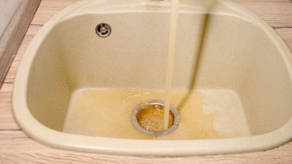 Желтая вода из-под крана 