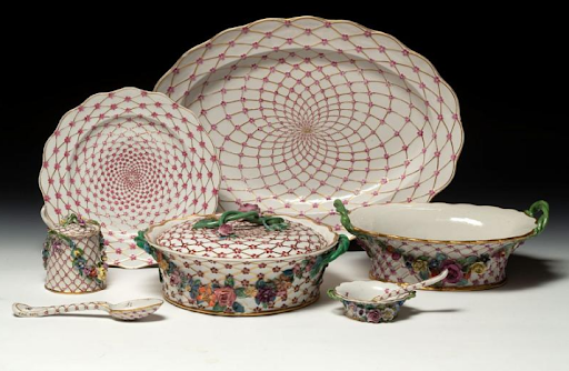 Предметы «Собственного» столового сервиза императрицы Елизаветы Петровны. Невская порцелиновая мануфактура. 1756–1761 / Фотография с официального сайта Государственного Русского музея