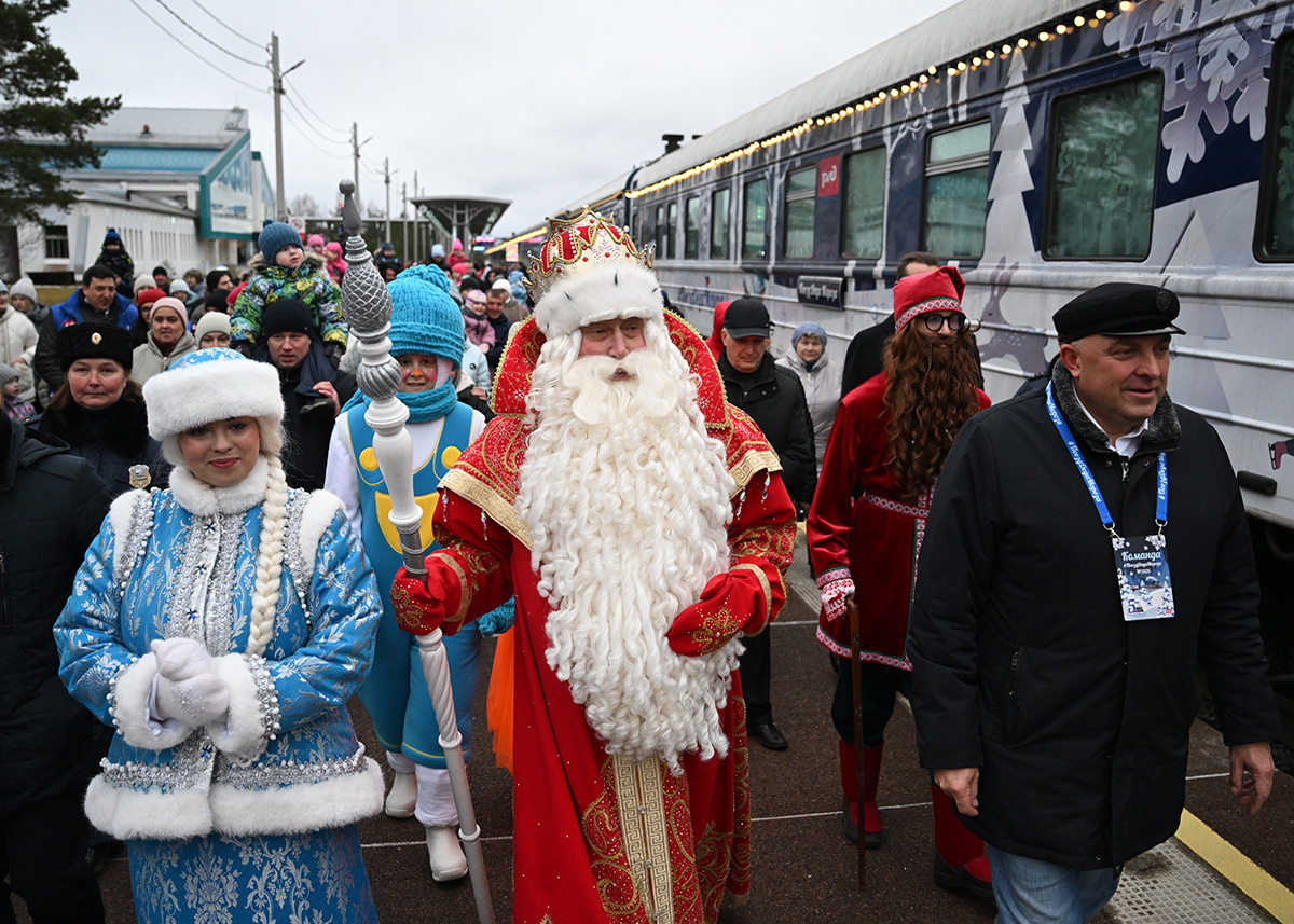 Дед Мороз со Снегурочкой перед отправлением тематического поезда на вокзале в Великом Устюге (С) Кирилл Зыков / Sputnik