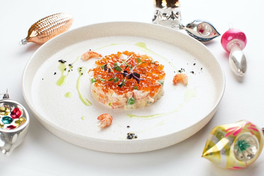 Оливье с курицей и креветками в «Черетто Море»