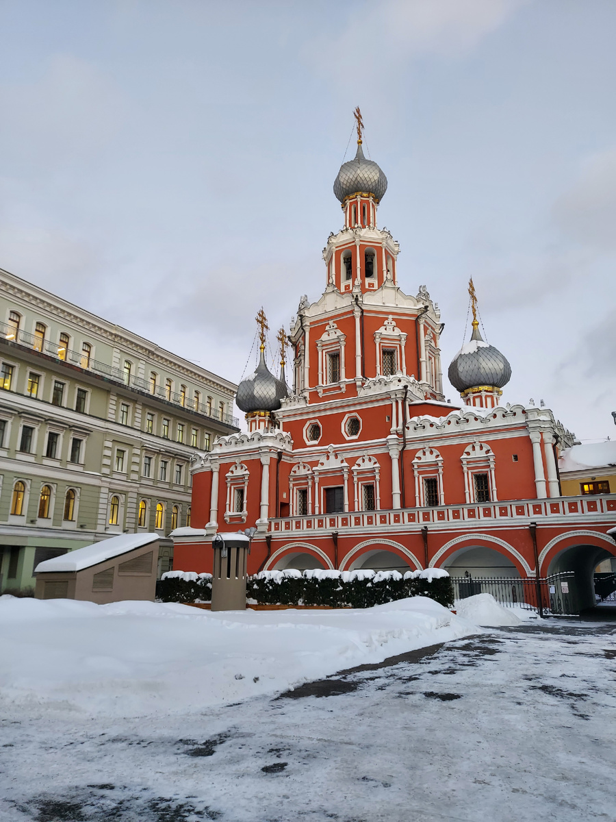 Вход в квартиру слева от церкви