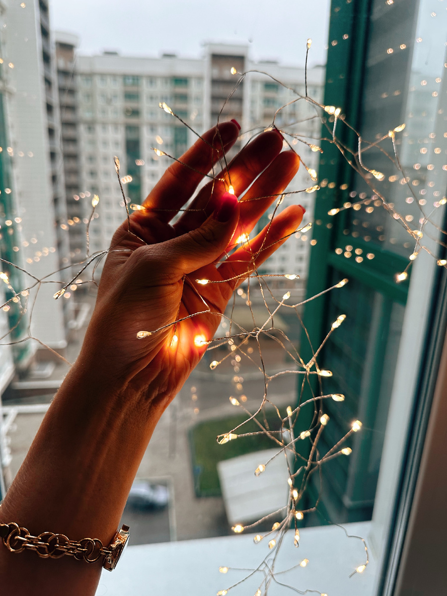 Гирлянда на окнах добавит света и уюта любому помещению. 