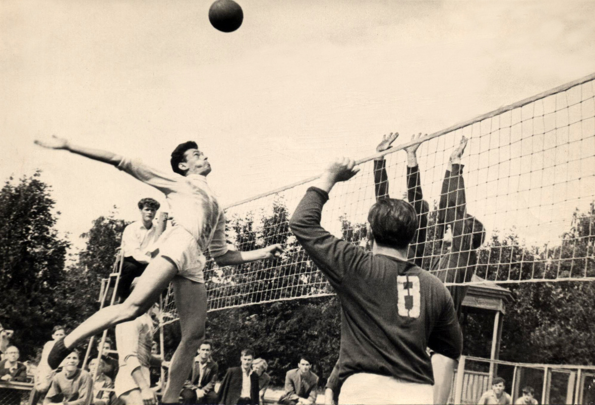 Волейбол. В атаке Юрий Шагурин. Удар "крюком".