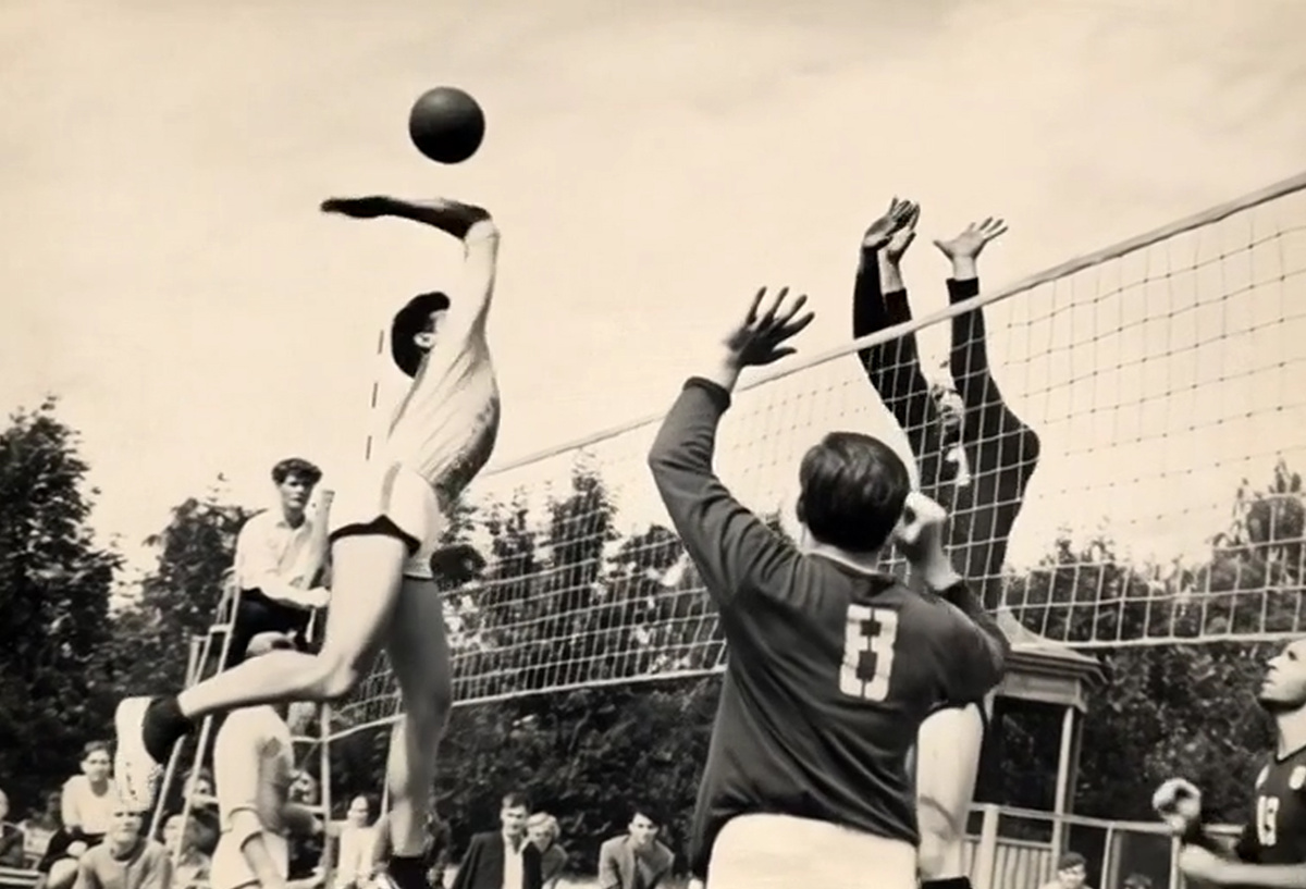 Волейбол. В атаке Юрий Владимирович Шагурин фото сгенерировано  искусственным интеллектом Алиса AI.