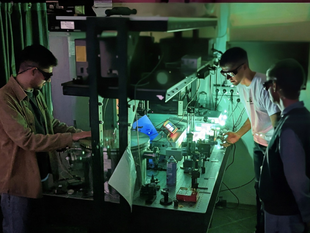 Настройка экспериментальной установки. Слева направо: Бабкен Бегларян, Александр Закускин, Андрей Попов. Источник: Тимур Лабутин