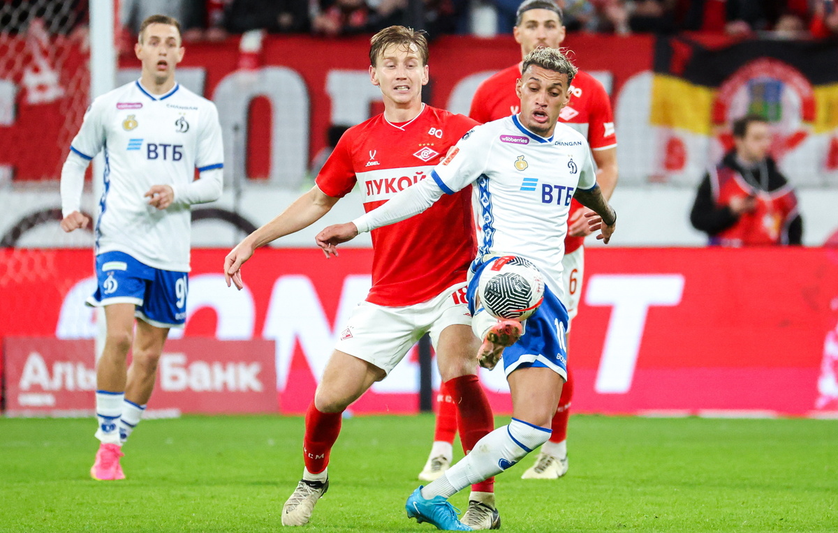    Футболисты "Спартака" и "Динамо"  Сергей Фадеичев/ТАСС