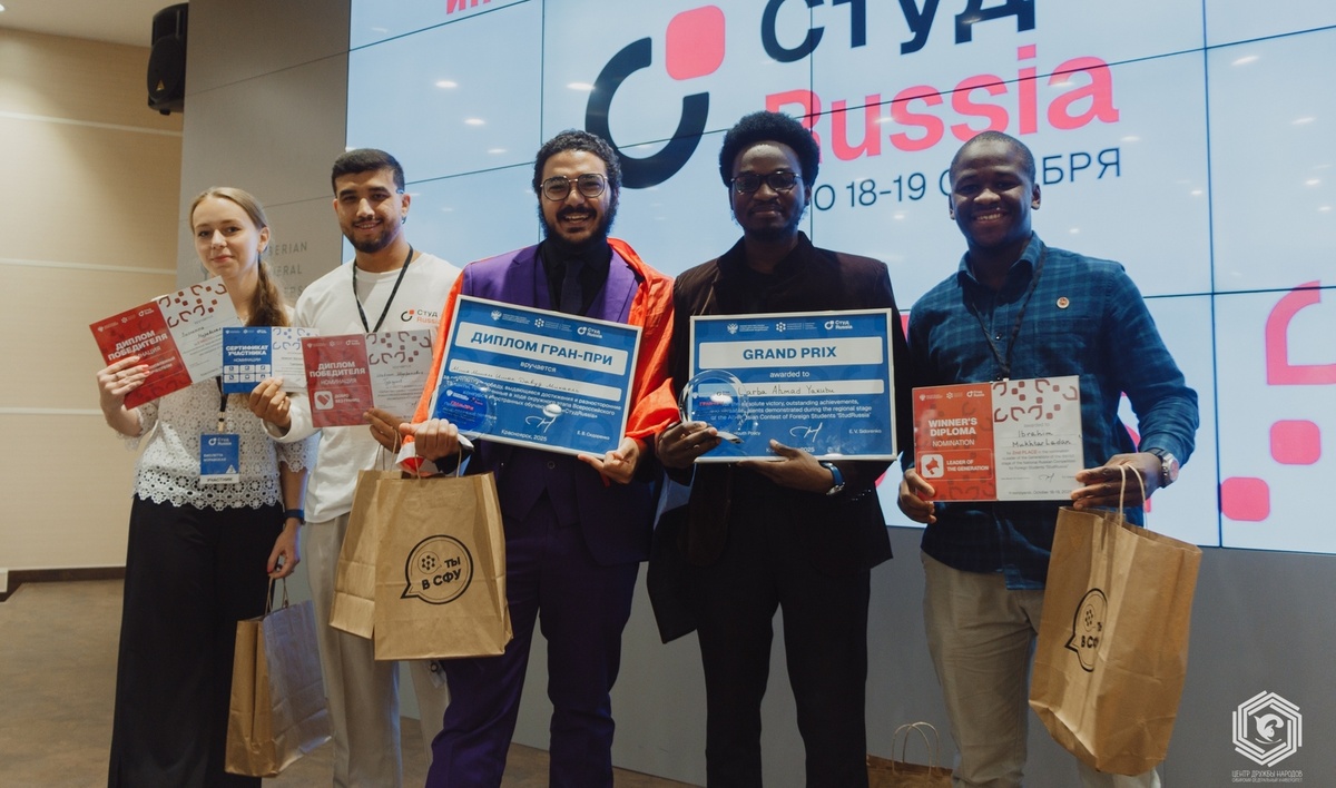 Победители окружного конкурса СтудRussia в разных номинациях. Мина Микаель — в центре
Фото предоставил Мина Микаель