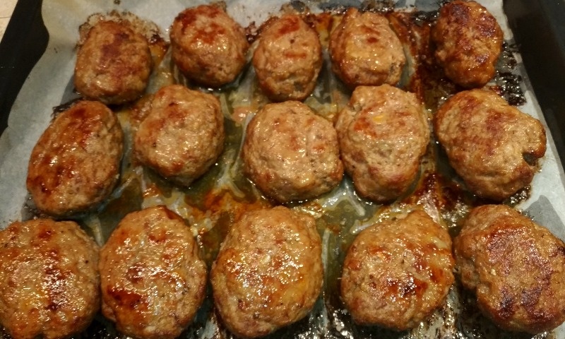 Забудьте про сковородку: котлеты в духовке получаются в разы вкуснее и сочнее жареных и готовятся сами