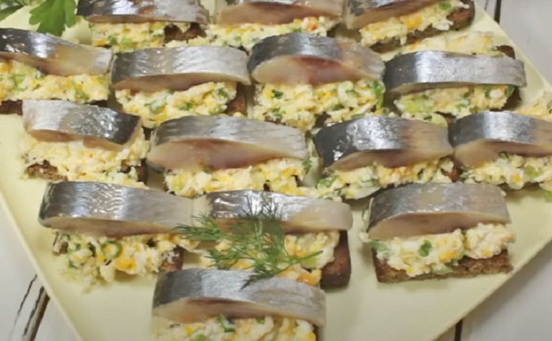 Две простые закуски из одной селедки: просто, быстро и всегда к столу