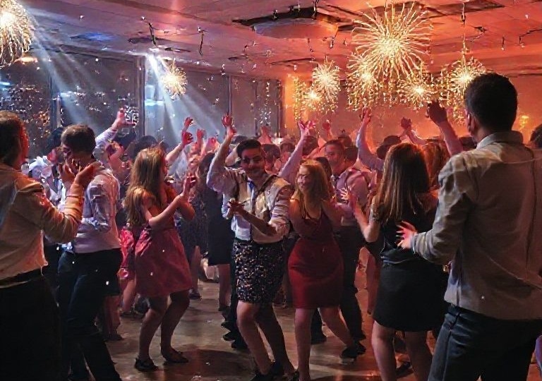 Новогодний корпоратив: Или как мы потеряли себя в праздничной суете.