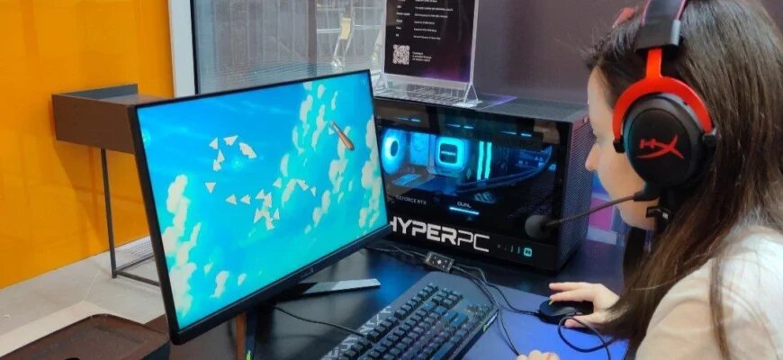    Посетитель Недели видеоигр тестирует новую Инди-игру "От музыки к картинам" Дарья Петровская