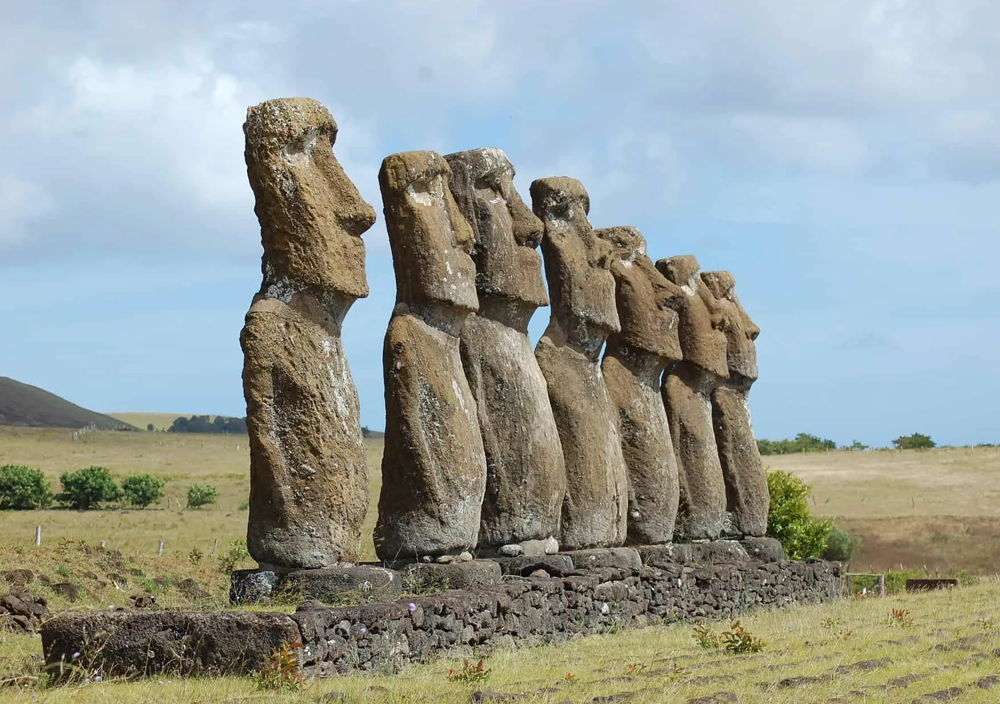 Остров Пасхи (Рапануи) — загадочные каменные статуи моаи, созданные древней полинезийской цивилизацией, стоят на берегу Тихого океана уже более тысячи лет.