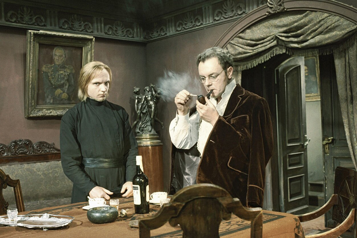    Андрей Мягков в роли Алёши Карамазова и Кирилл Лавров в роли Ивана Карамазова, кадр из фильма «Братья Карамазовы»