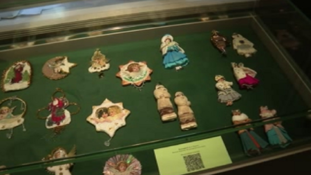    В Курском областном краеведческом музее открылась выставка новогодних игрушек «Ватная история»
