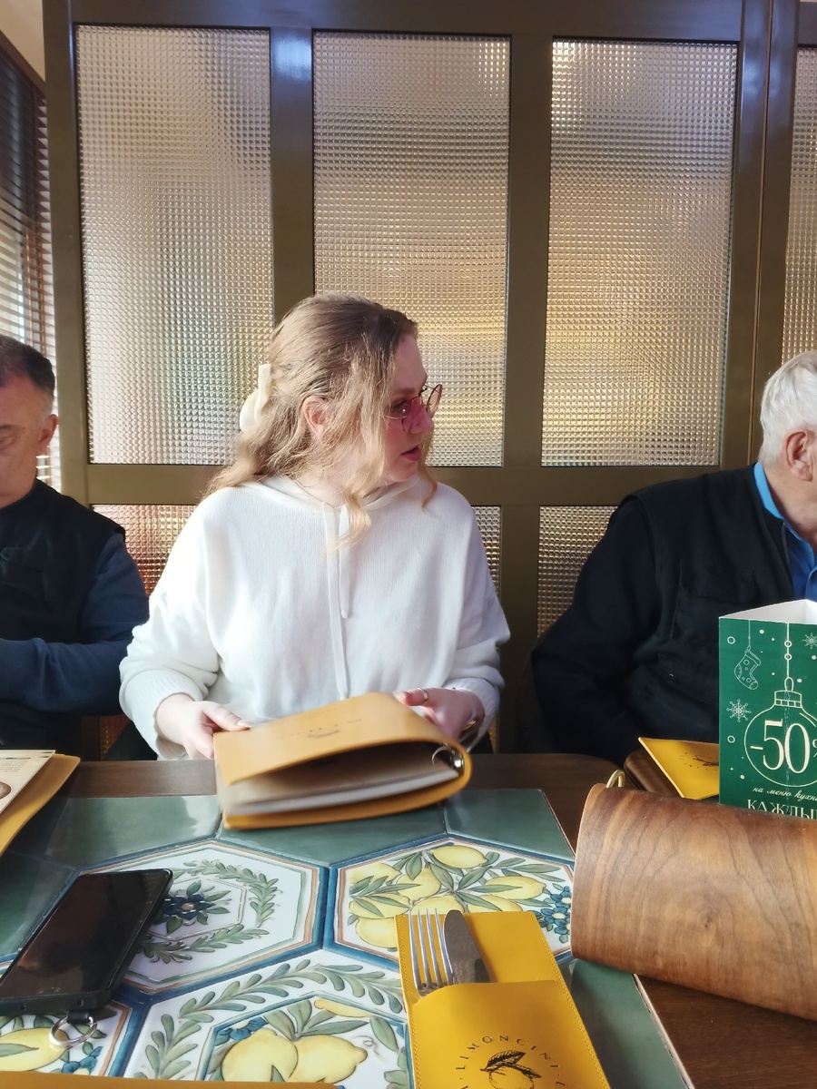 Оля и меню. Фото Галины Малышевой.