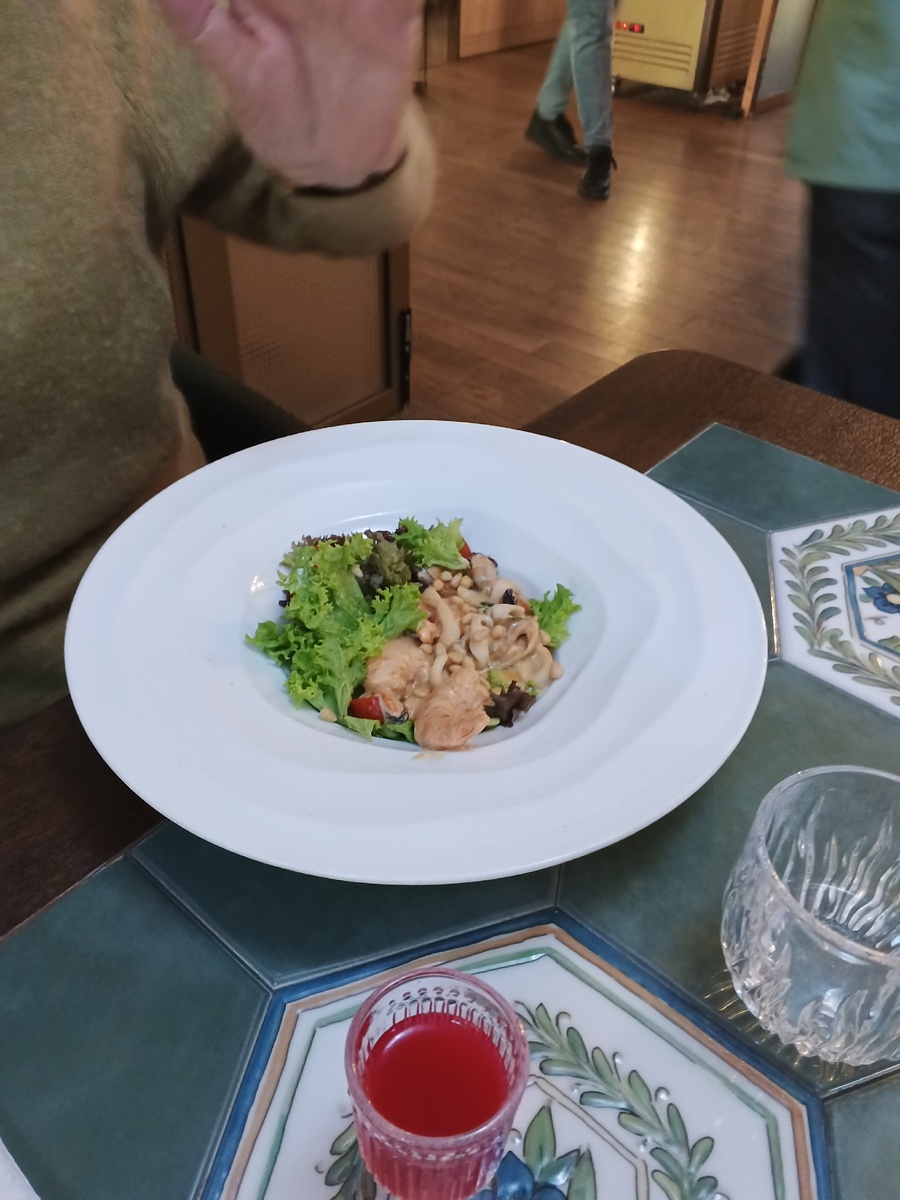 Салат из морепродуктов. Фото Галины Малышевой.