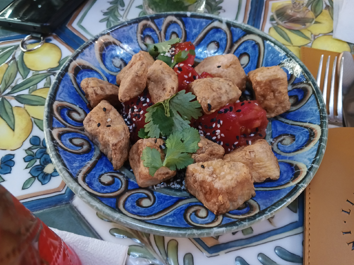 Тёплый салат из хрустящих баклажанов и помодор. Фото Галины Малышевой.