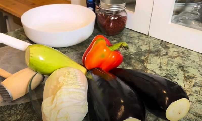 Зимний салат с курицей и овощами для праздничного стола