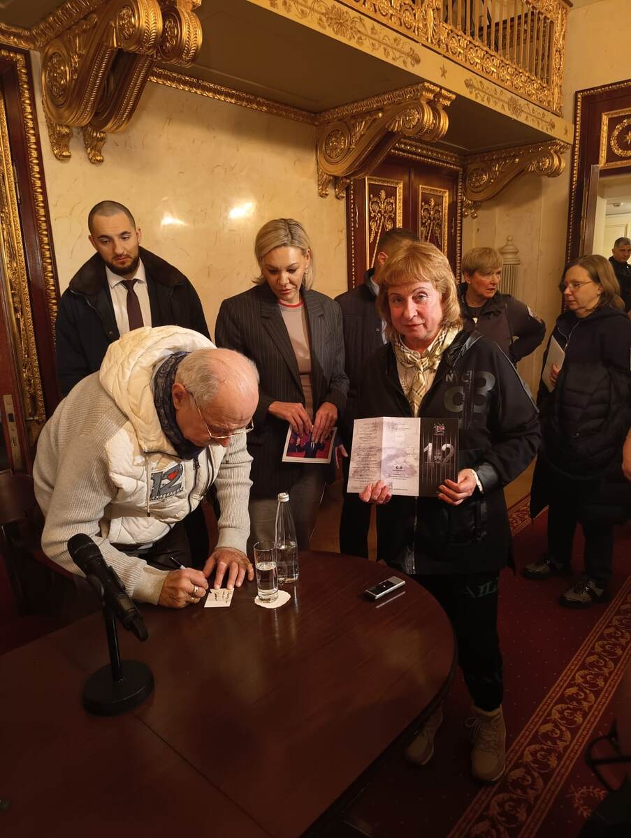 Никита Михалков дает автограф корреспонденту "Лонг Бао". Фото Анны Шуткиной