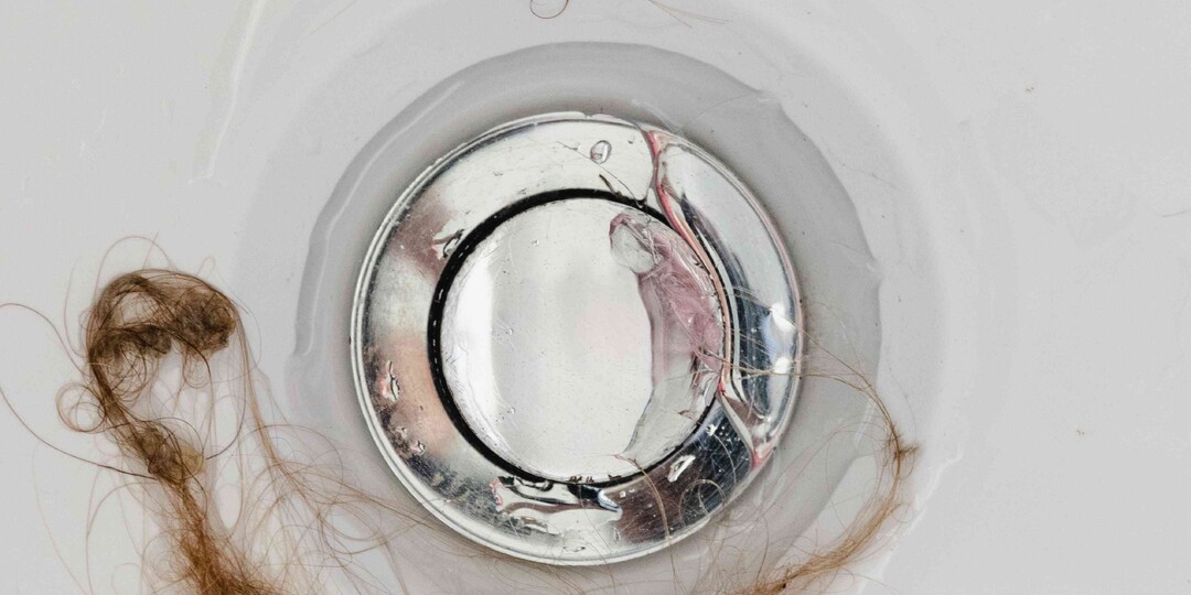 Волосы забивают слив? Есть способ почистить за минуту — без вони и разборов: этот инструмент спасёт вашу канализацию