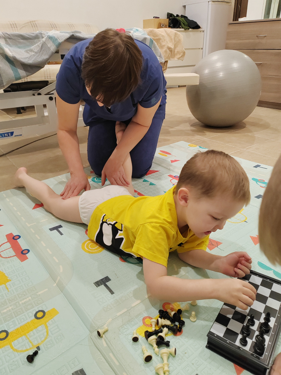 Любит в это время в шахматы играть