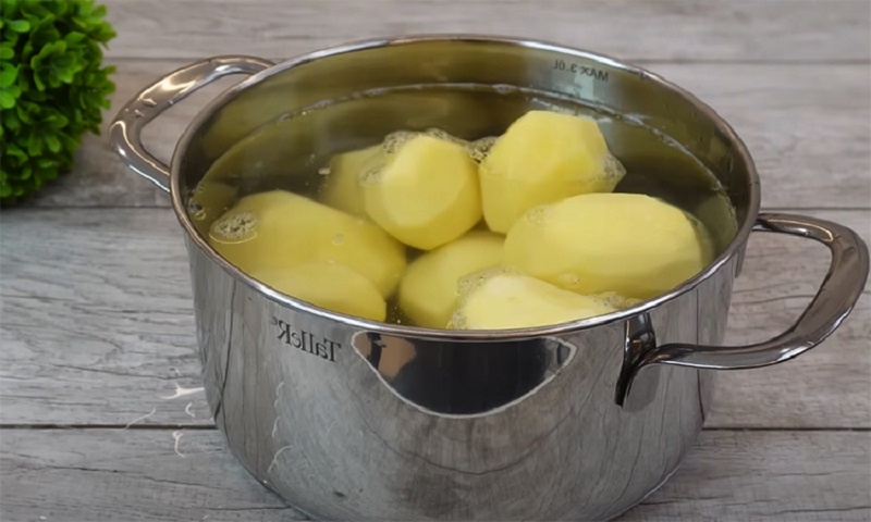 Новогодняя запеканка с фаршем и пюре: горячее, которое удивит гостей