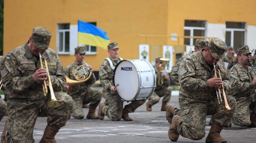    Вперед и с песней, за Зеленского, призывает Костенко. Фото минобороны Украины
