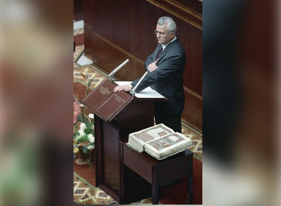 Леонид Кравчук принимает присягу в украинском парламенте после избрания его президентом Украины. 1991 г. / Источник: Игорь Костин РИА Новости