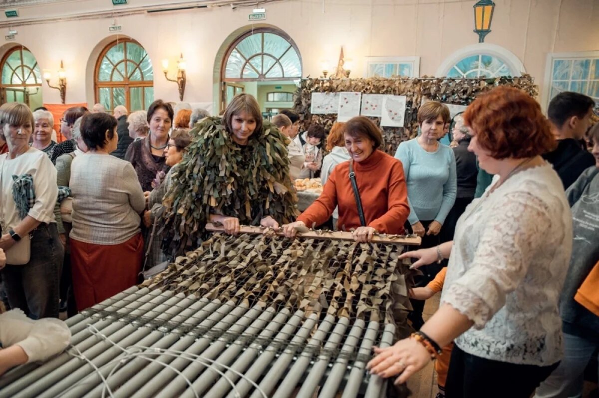    На празднике в честь Дня волонтёра в Волжском 1 декабря сеть могли сплести все желающие.