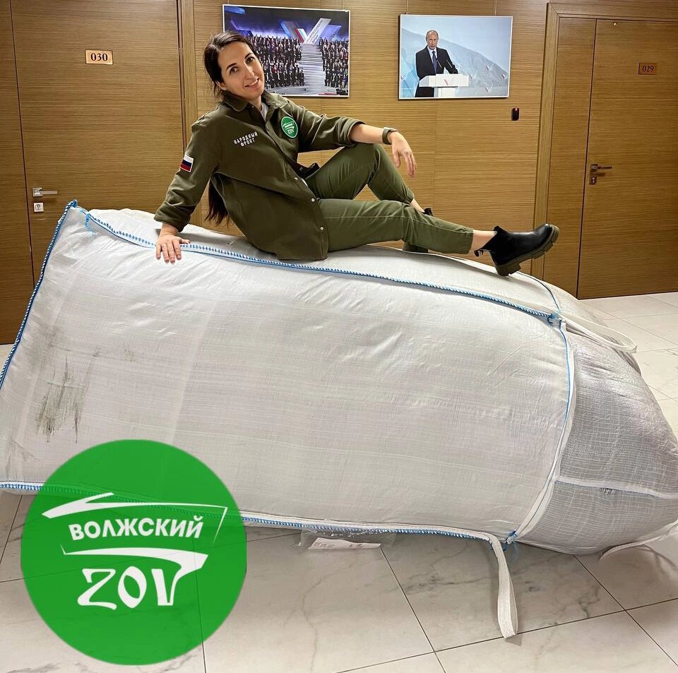    Екатерина Ткаченко и сырьё для будущих сетей. Фото: соцсети./ Волжский ZOV