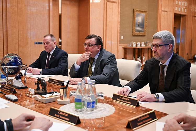    Перед церемонией в Авиастроительном районе Гостев и Чуйченко встретились с раисом РТ Рустамом Миннихановым в Доме правительства республики.   
Фото: rais.tatarstan.ru