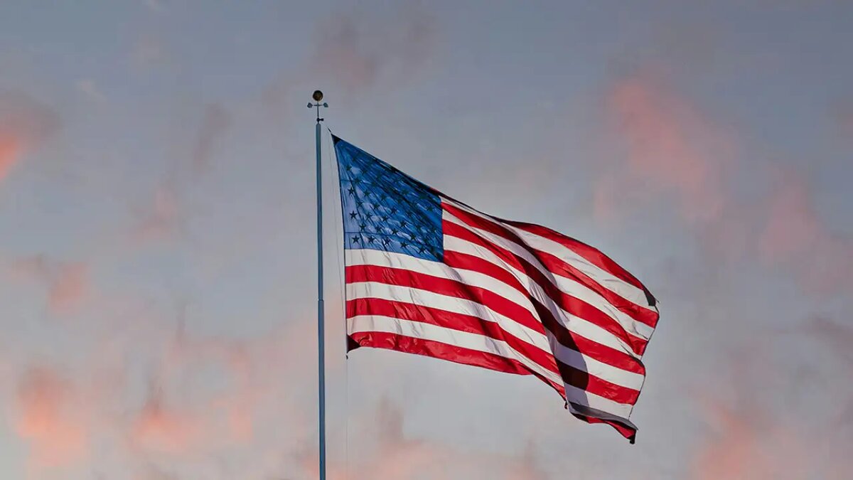    Государственный флаг США. © unsplash.com / iStrfry, Marcus