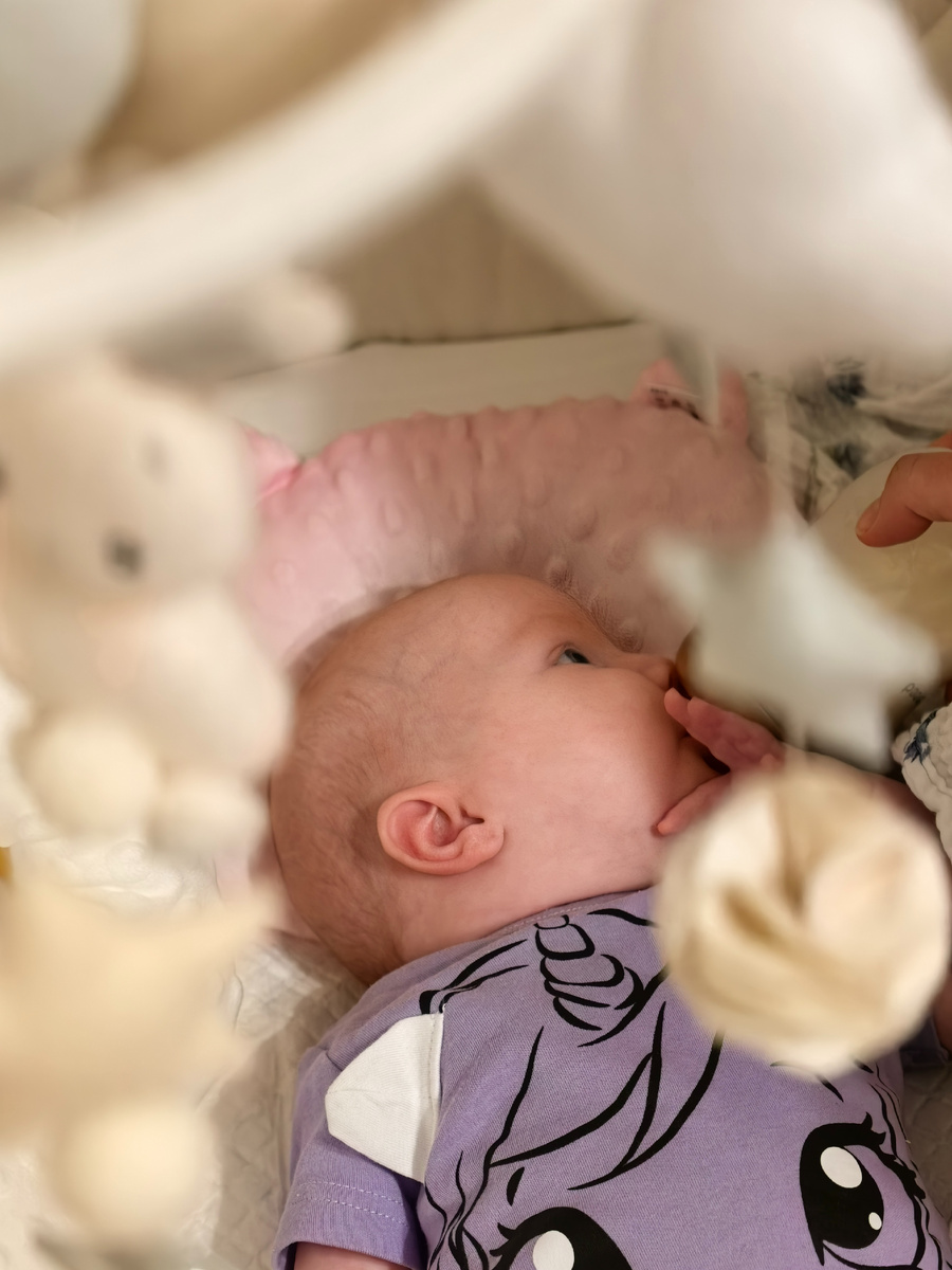 Ночное кормление и мобиль. Фото автора из личного архива 