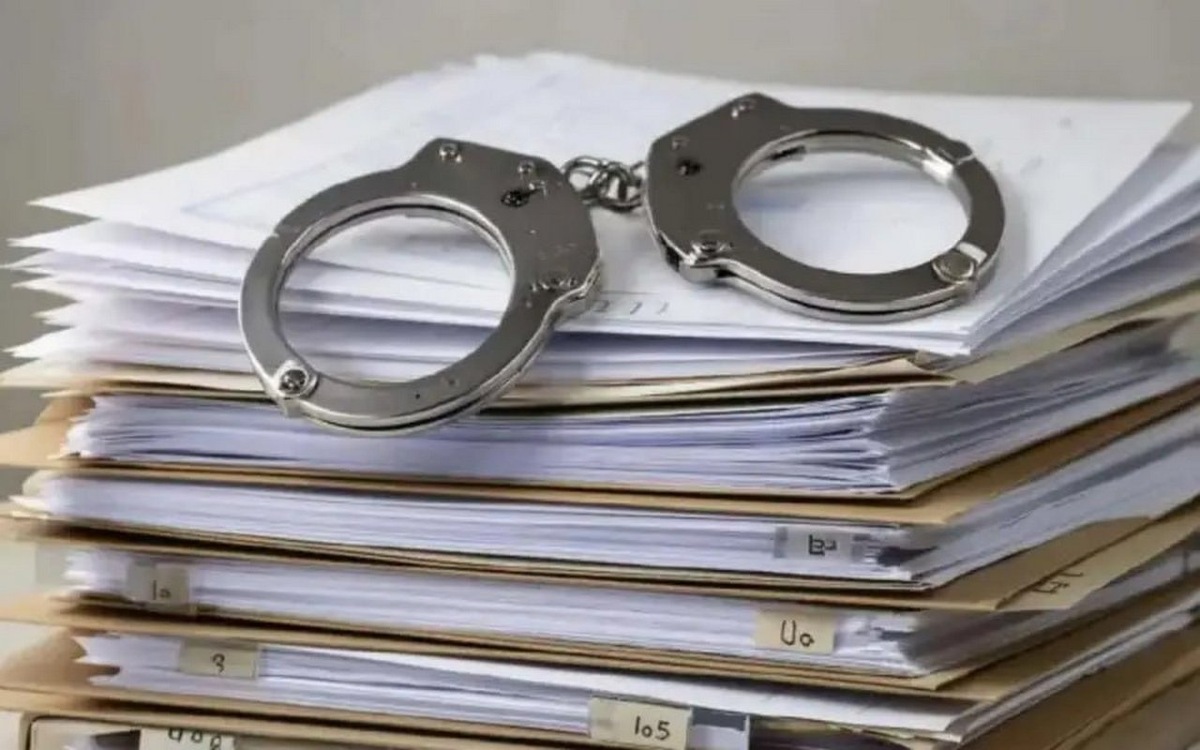    Бывший начальник Госавтоинспекции Старого Оскола предстанет перед судом за взятку в крупном размере Иллюстрация сгенерирована нейросетью Kandinsky